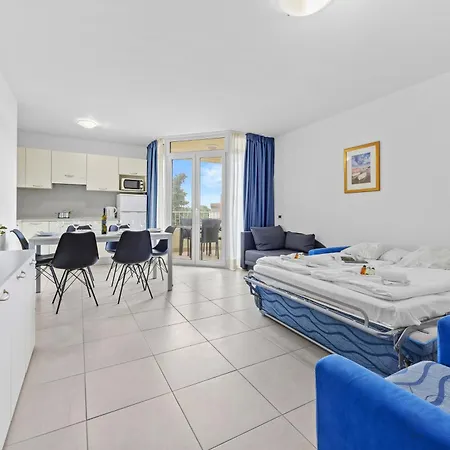 Aparthotel Kamenjak Center 4*