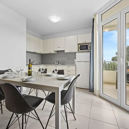Kamenjak Center Apartmanhotel 4*